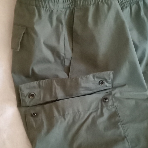 NWOT Gap men's XL cargo shorts in green cotton, nylon, spandex blend 6 pockets - Picture 5 of 9